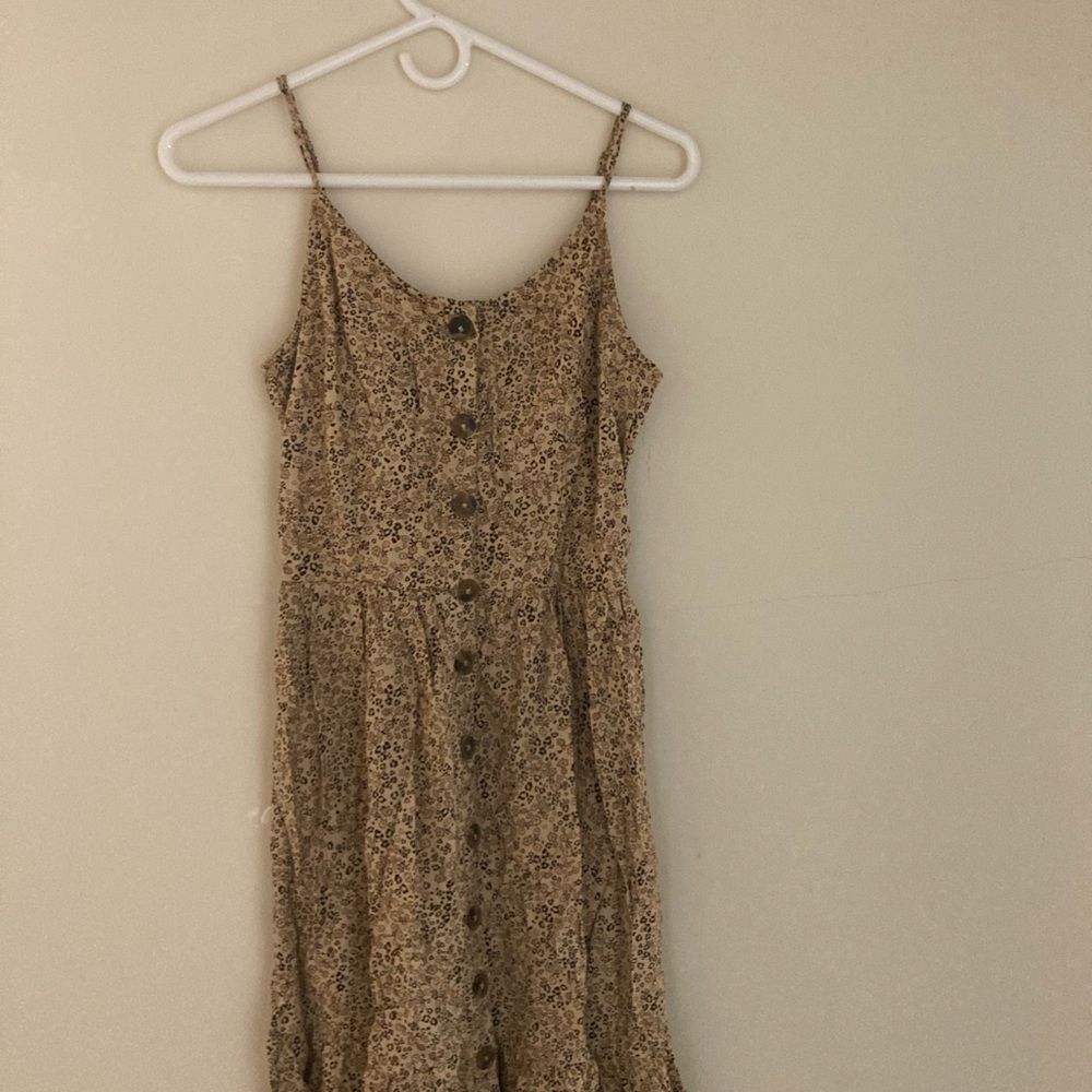 Cute sundress in a size medium, in great condition, never worn.